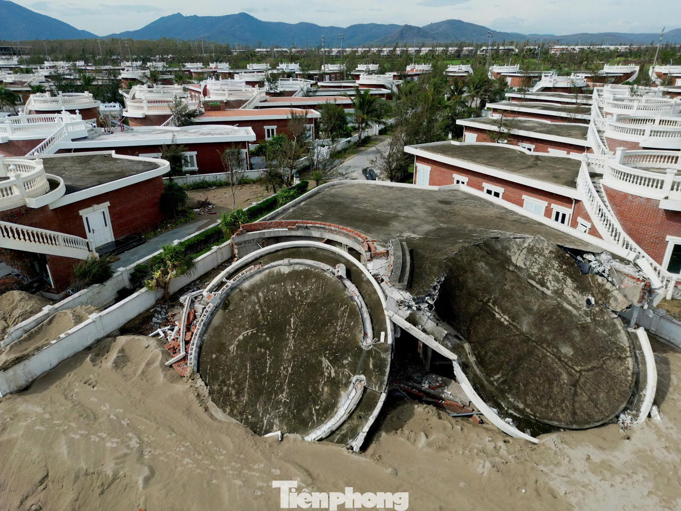 Tận thấy khu du lịch có hàng chục căn villa 'rách nát' do bão - Ảnh 3