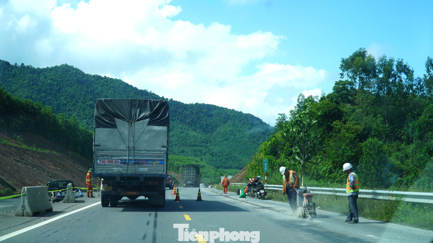 Đầy rẫy vết vá trên mặt đường cao tốc La Sơn - Hoà Liên - Ảnh 5