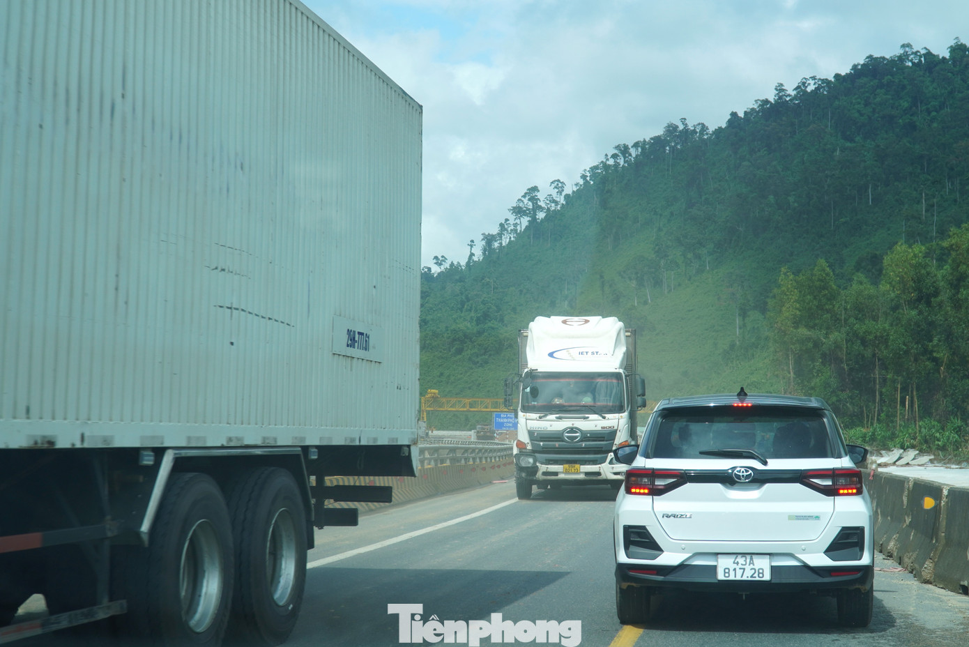 Đầy rẫy vết vá trên mặt đường cao tốc La Sơn - Hoà Liên - Ảnh 4