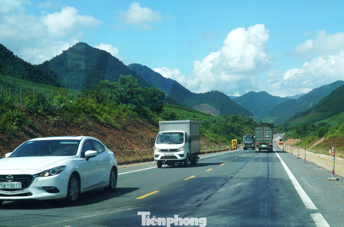 Đầy rẫy vết vá trên mặt đường cao tốc La Sơn - Hoà Liên - Ảnh 1