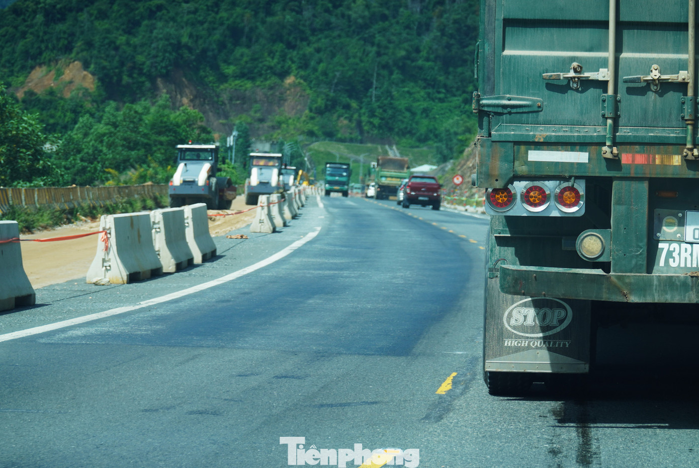 Đầy rẫy vết vá trên mặt đường cao tốc La Sơn - Hoà Liên - Ảnh 2