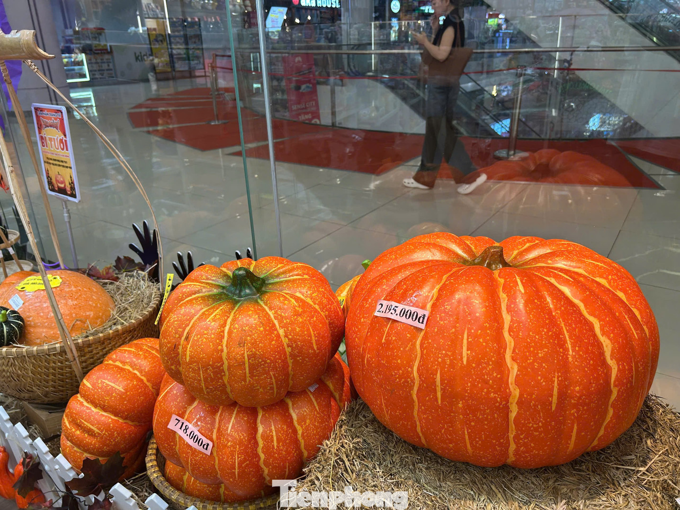 Phố 'đồ ma quái' ở TPHCM vắng khách dịp Halloween - Ảnh 4