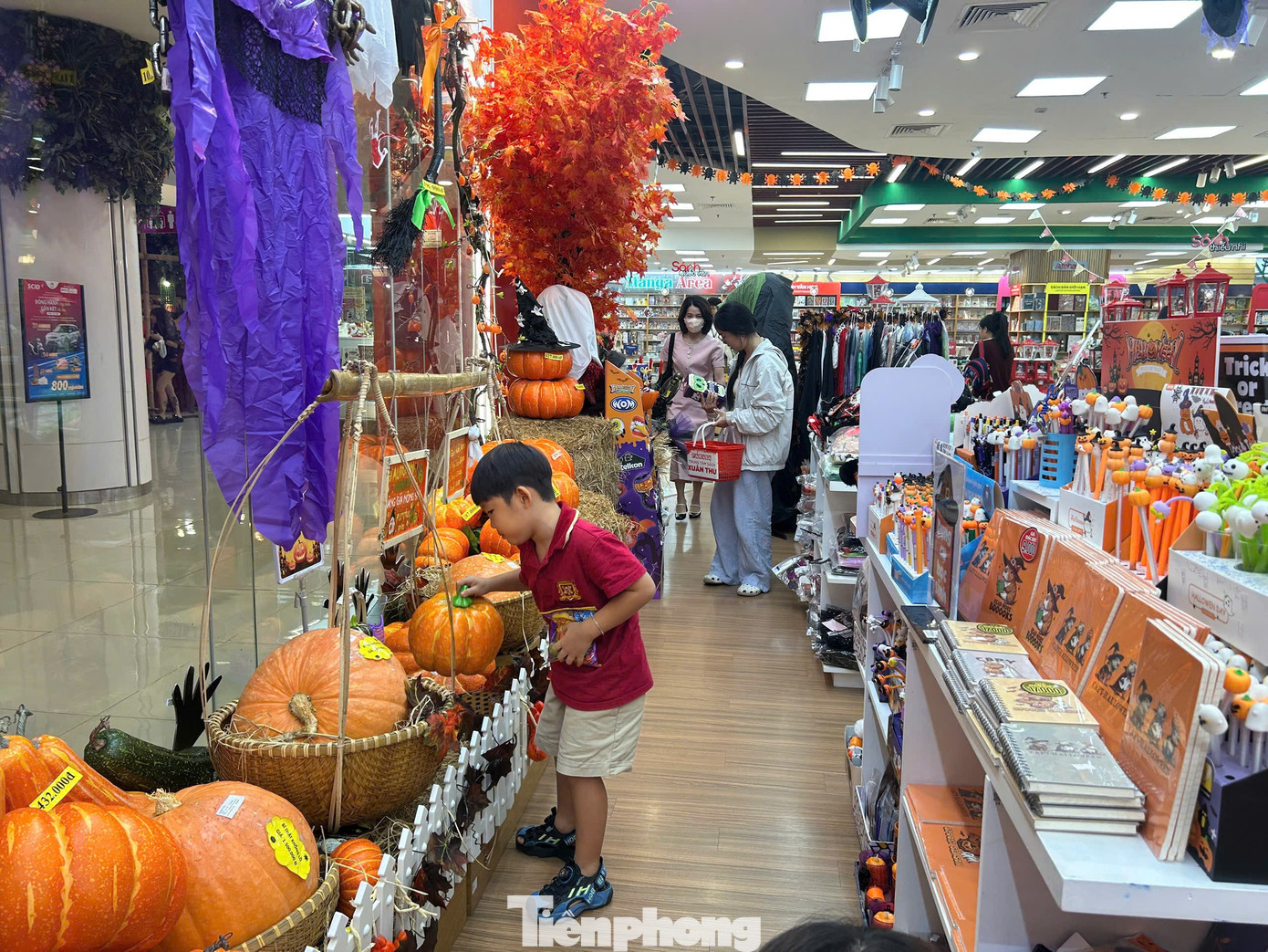 Phố 'đồ ma quái' ở TPHCM vắng khách dịp Halloween - Ảnh 7