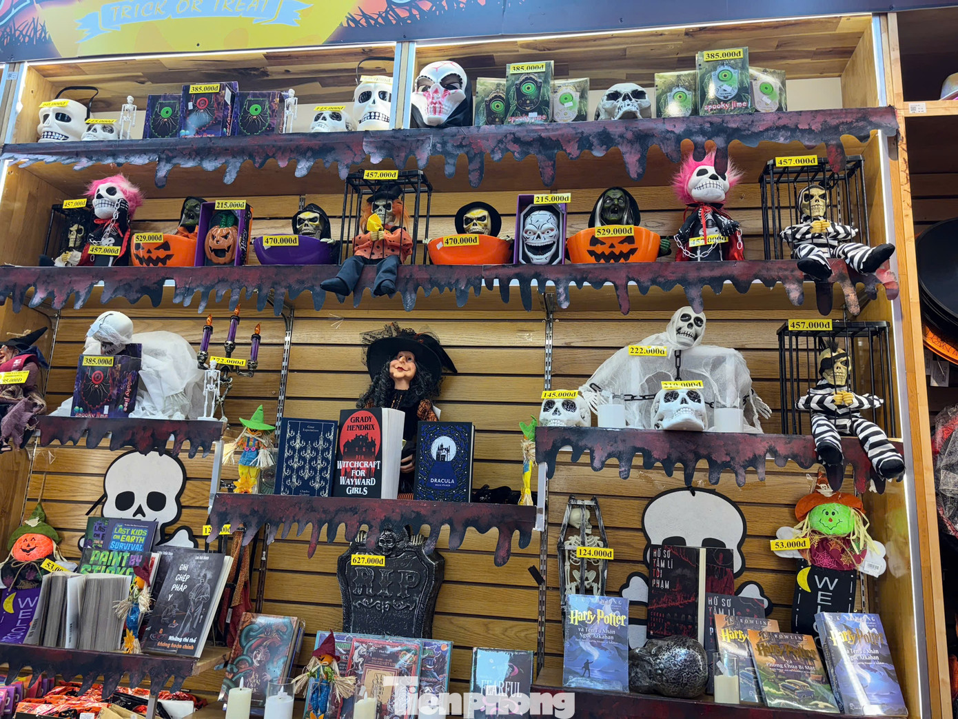 Phố 'đồ ma quái' ở TPHCM vắng khách dịp Halloween - Ảnh 5