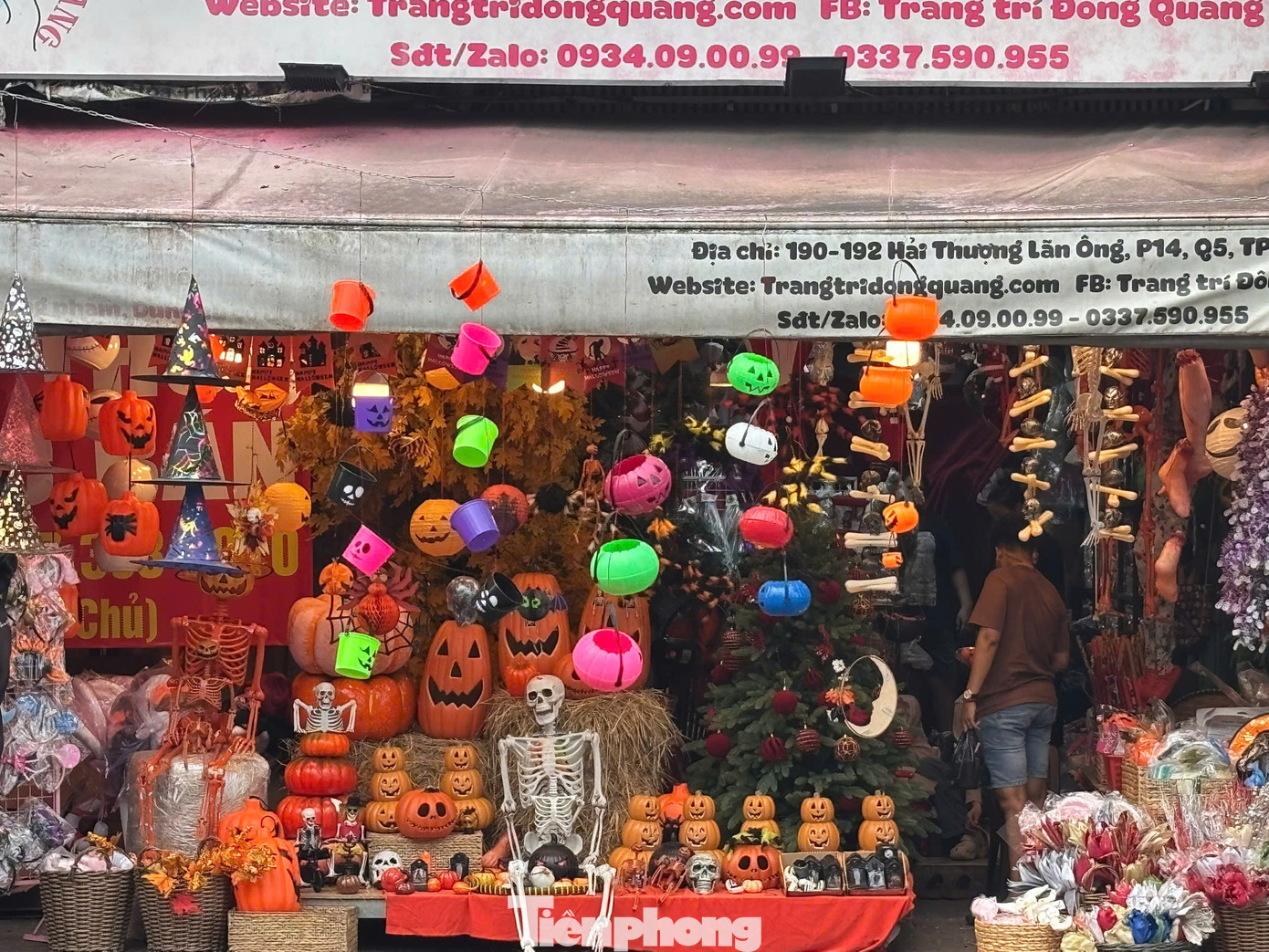 Phố 'đồ ma quái' ở TPHCM vắng khách dịp Halloween - Ảnh 2