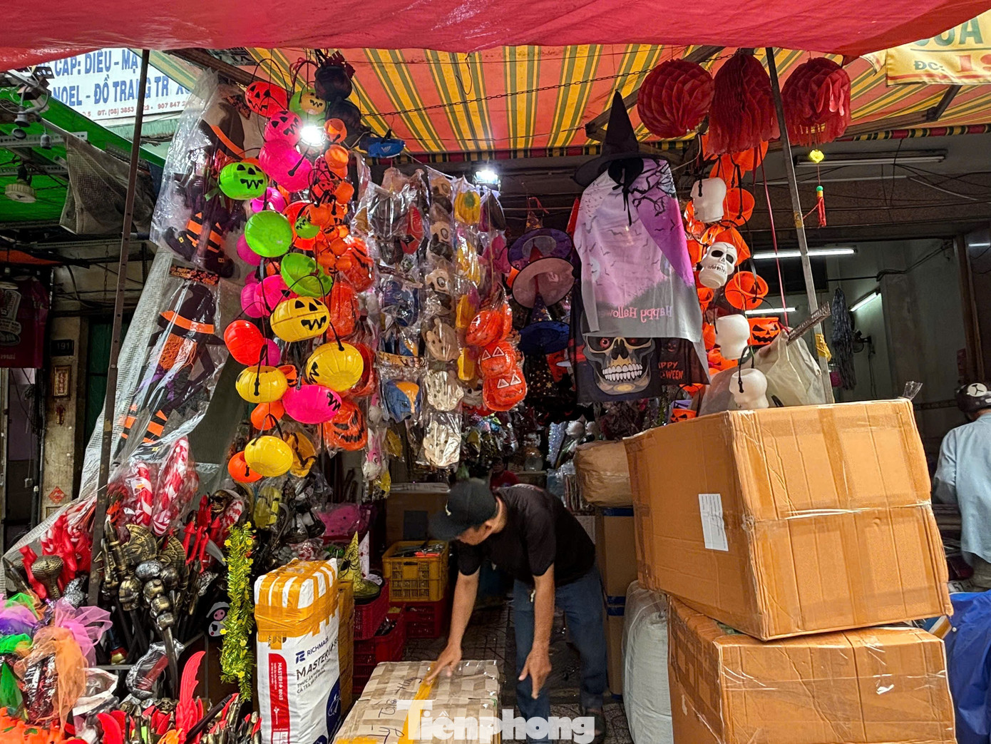 Phố 'đồ ma quái' ở TPHCM vắng khách dịp Halloween - Ảnh 9