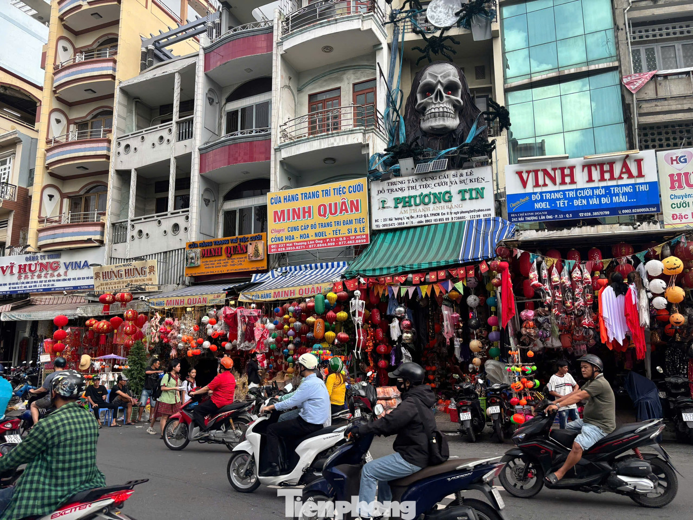 Phố 'đồ ma quái' ở TPHCM vắng khách dịp Halloween - Ảnh 1