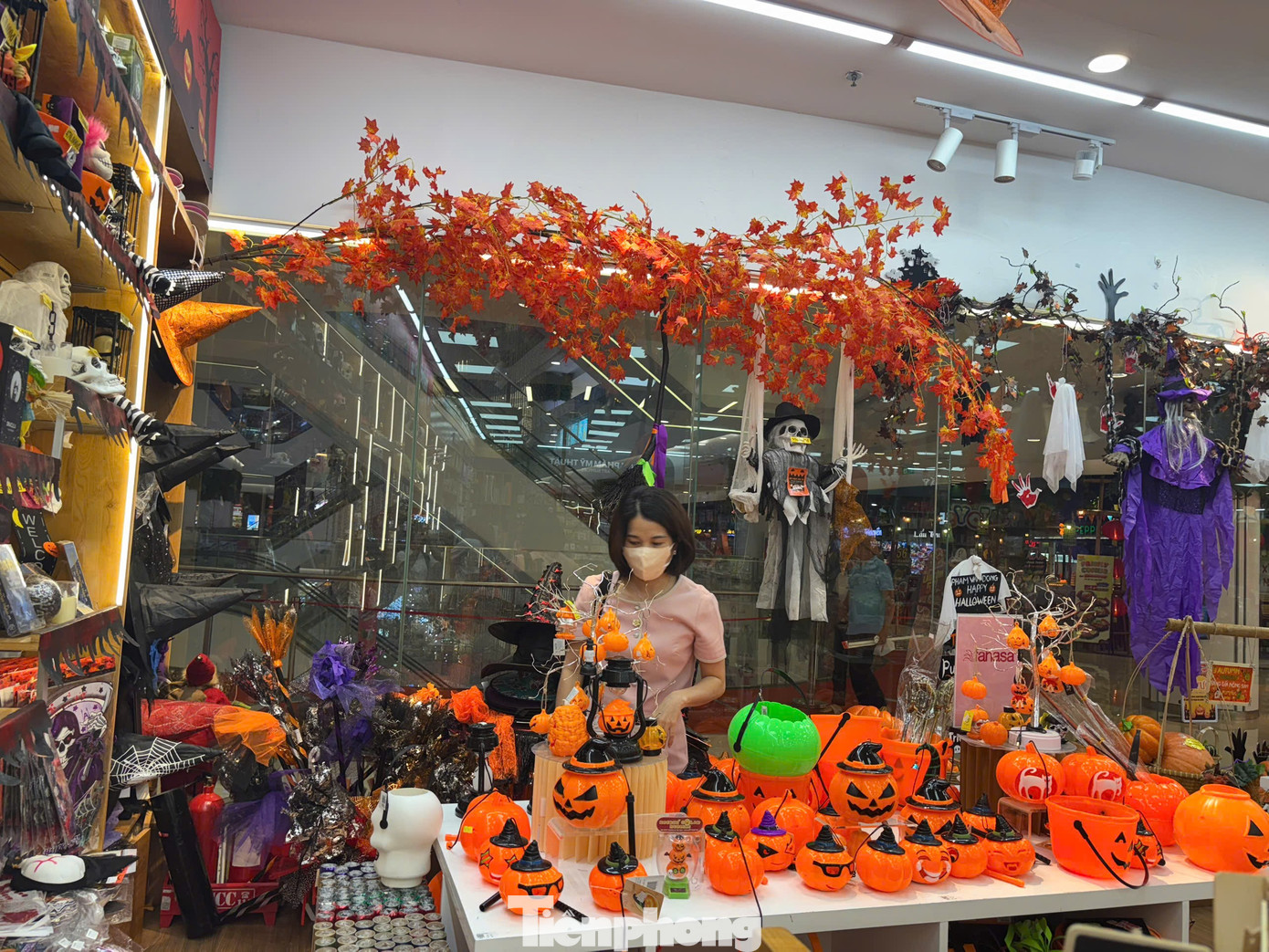 Phố 'đồ ma quái' ở TPHCM vắng khách dịp Halloween - Ảnh 8