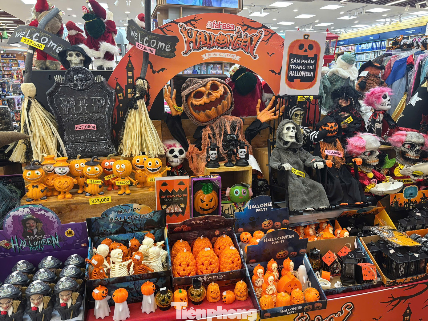 Phố 'đồ ma quái' ở TPHCM vắng khách dịp Halloween - Ảnh 3