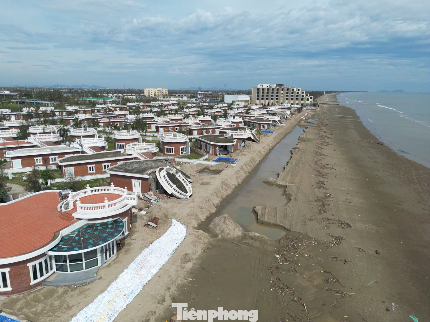 Tận thấy khu du lịch có hàng chục căn villa 'rách nát' do bão - Ảnh 13