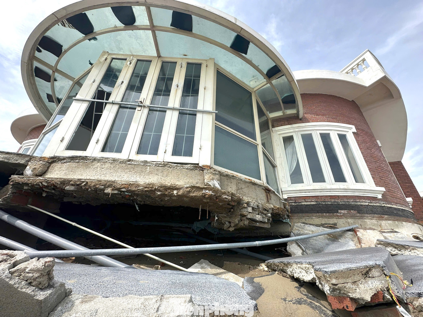 Tận thấy khu du lịch có hàng chục căn villa 'rách nát' do bão - Ảnh 12