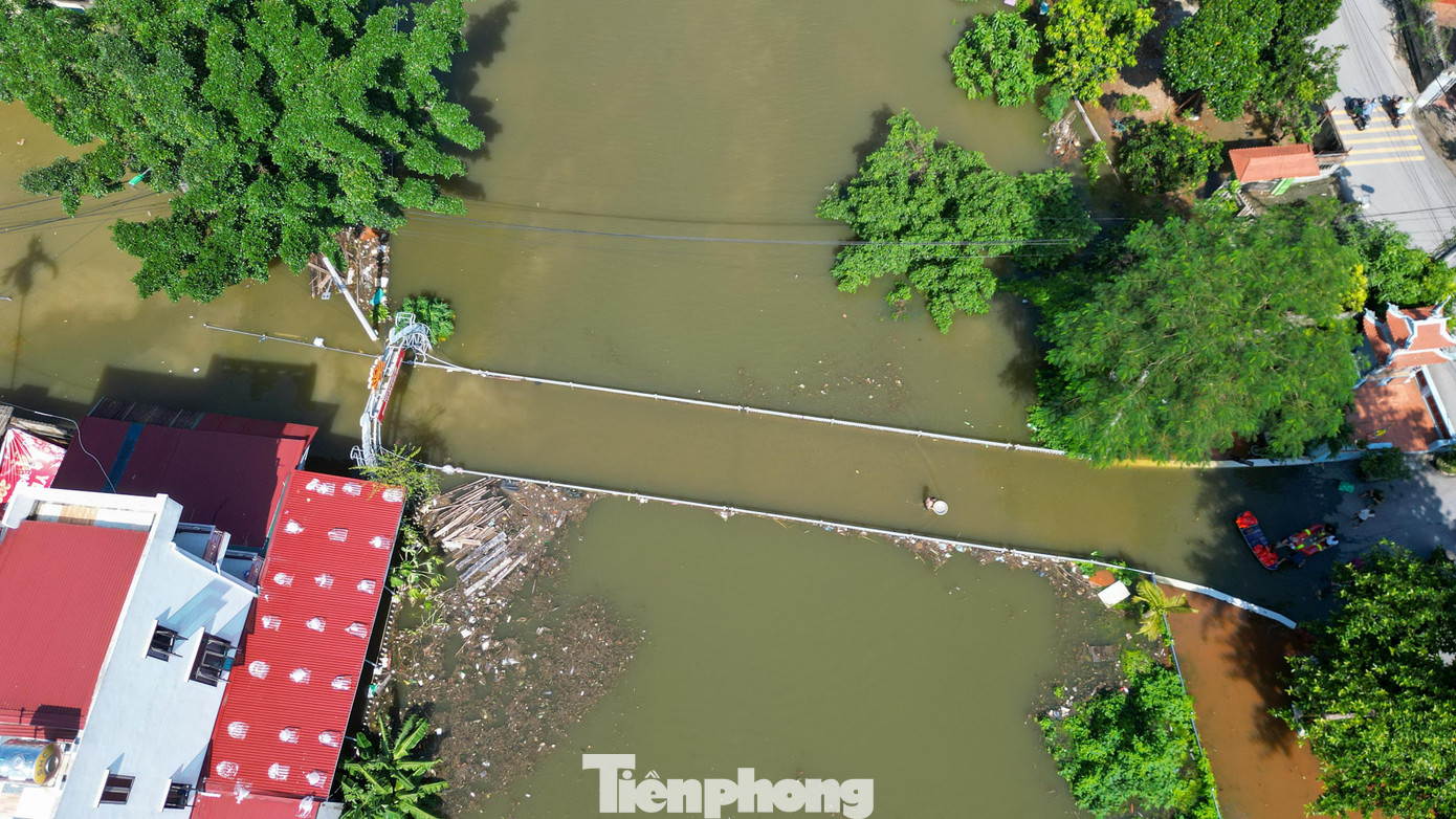 Biệt thự chìm trong biển nước, làng Quả Cảm thành ‘ốc đảo’ giữa Bắc Ninh - Ảnh 5
