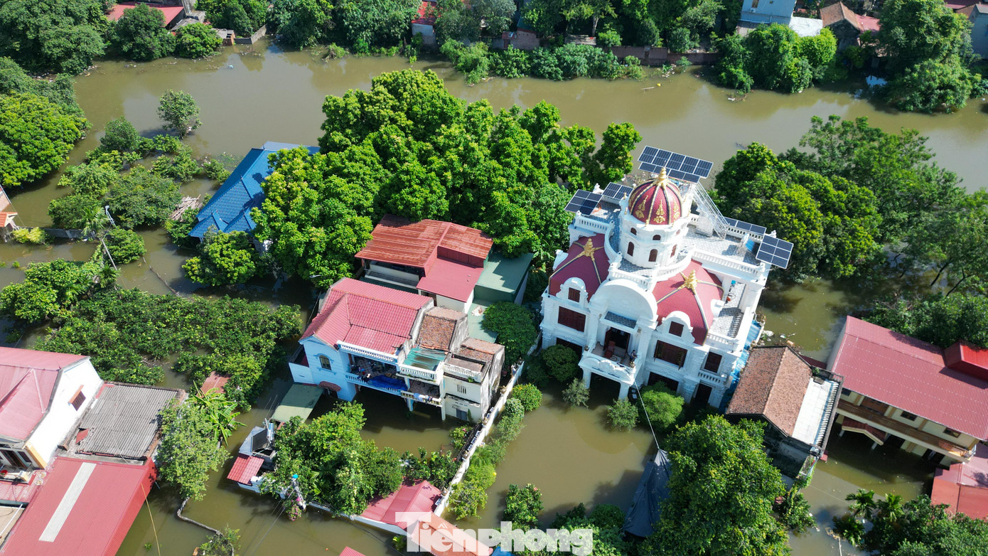 Biệt thự chìm trong biển nước, làng Quả Cảm thành ‘ốc đảo’ giữa Bắc Ninh - Ảnh 6
