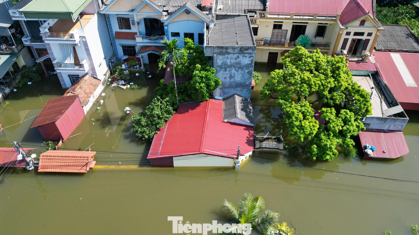Biệt thự chìm trong biển nước, làng Quả Cảm thành ‘ốc đảo’ giữa Bắc Ninh - Ảnh 2