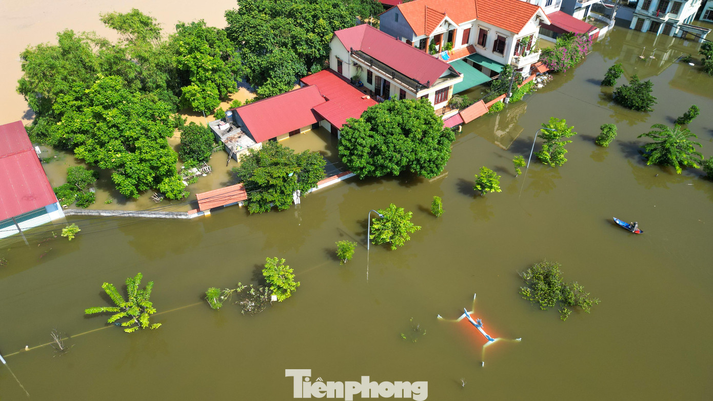 Biệt thự chìm trong biển nước, làng Quả Cảm thành ‘ốc đảo’ giữa Bắc Ninh - Ảnh 4