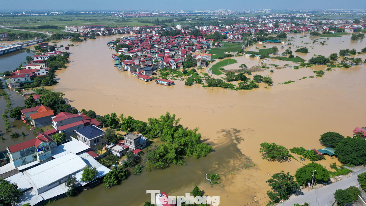 Biệt thự chìm trong biển nước, làng Quả Cảm thành ‘ốc đảo’ giữa Bắc Ninh - Ảnh 1