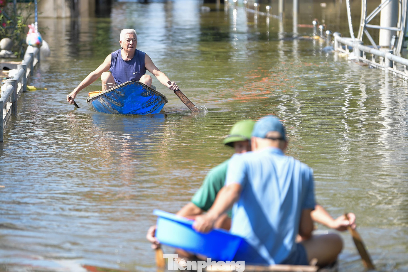 Biệt thự chìm trong biển nước, làng Quả Cảm thành ‘ốc đảo’ giữa Bắc Ninh - Ảnh 9