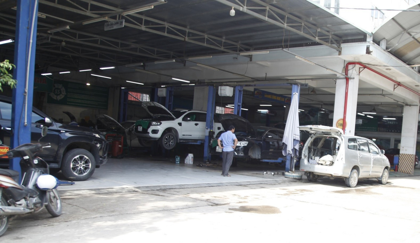 Sau lũ lịch sử, ô tô tiền tỷ bị ngập nước nằm chờ 'cấp cứu' - Ảnh 1