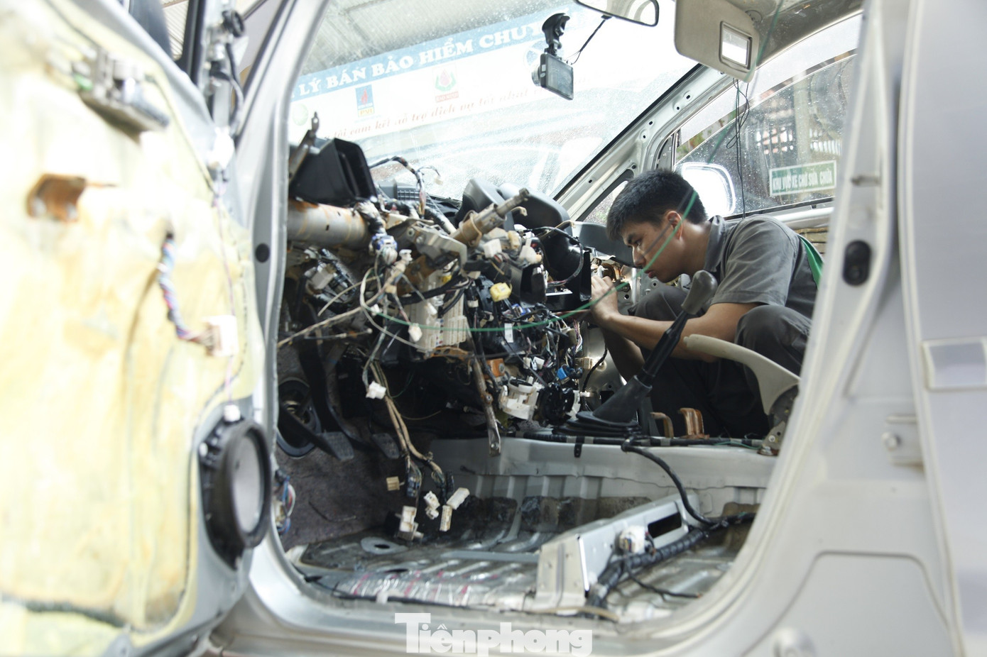 Sau lũ lịch sử, ô tô tiền tỷ bị ngập nước nằm chờ 'cấp cứu' - Ảnh 7