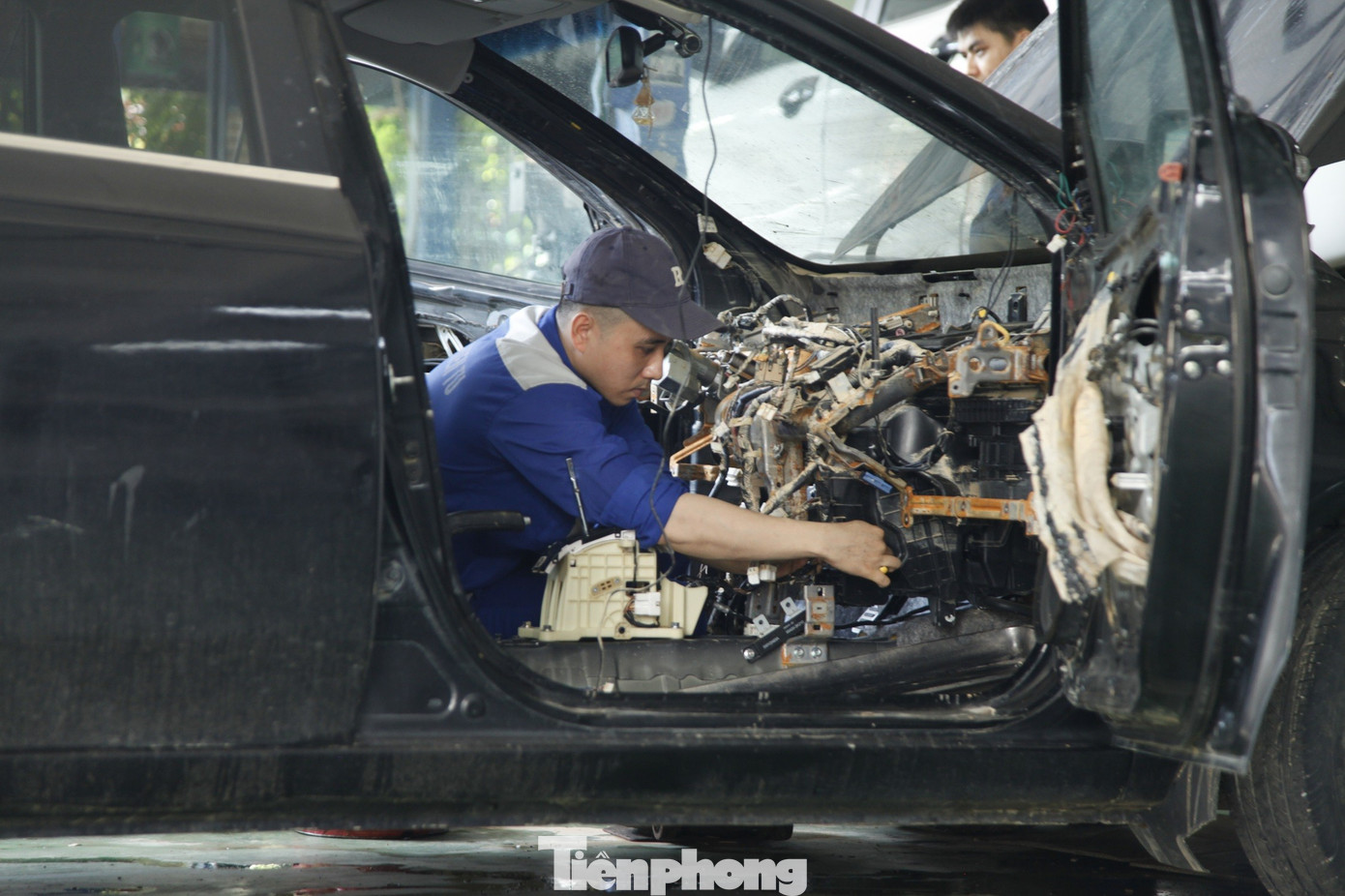 Sau lũ lịch sử, ô tô tiền tỷ bị ngập nước nằm chờ 'cấp cứu' - Ảnh 16