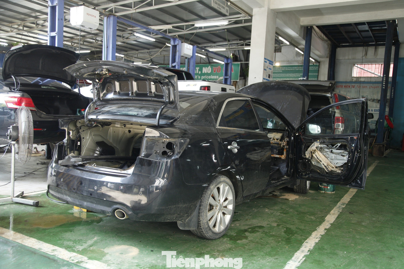 Sau lũ lịch sử, ô tô tiền tỷ bị ngập nước nằm chờ 'cấp cứu' - Ảnh 5