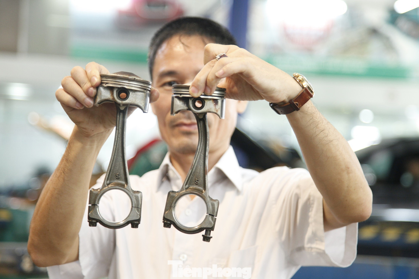 Sau lũ lịch sử, ô tô tiền tỷ bị ngập nước nằm chờ 'cấp cứu' - Ảnh 11