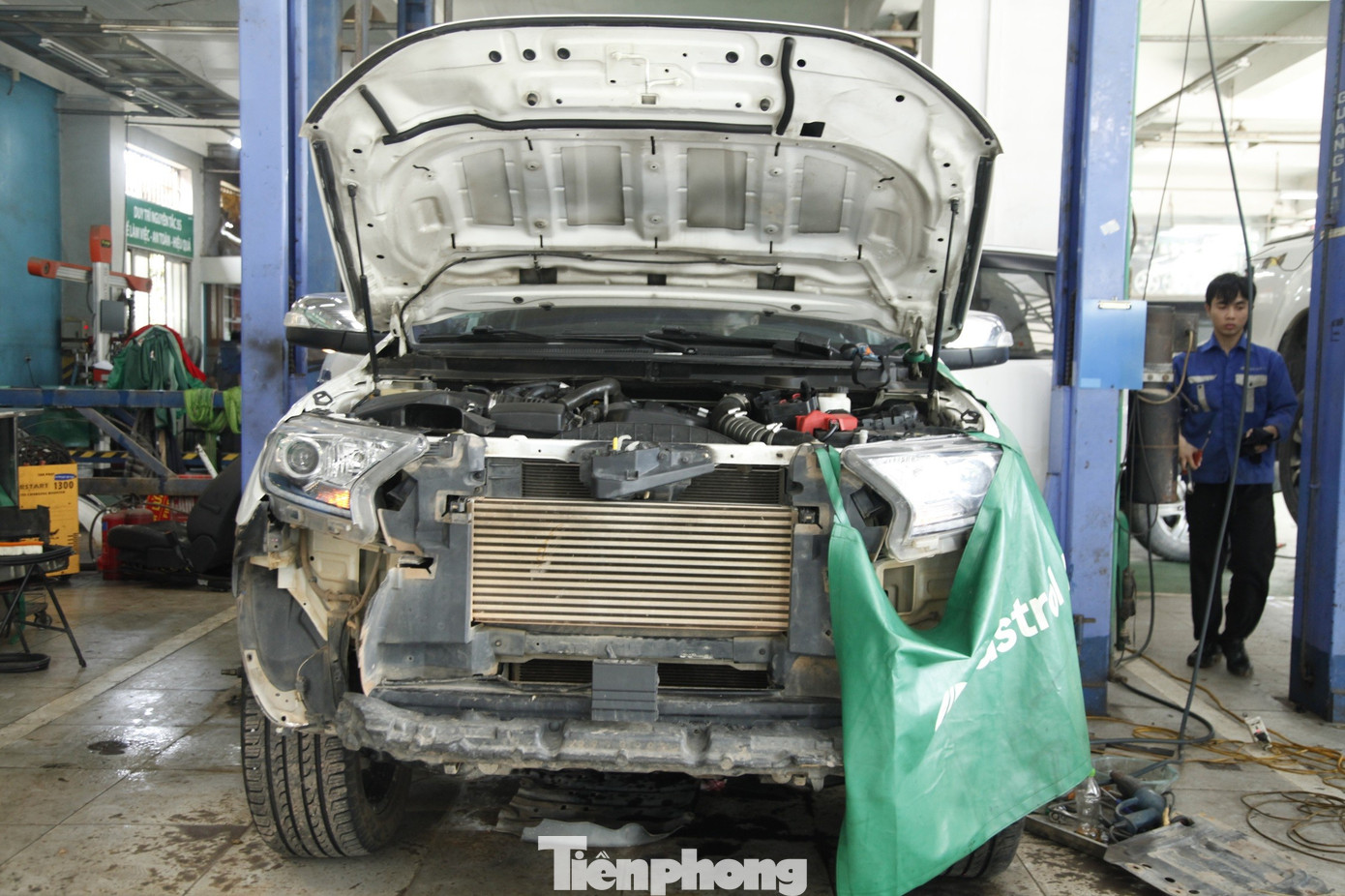 Sau lũ lịch sử, ô tô tiền tỷ bị ngập nước nằm chờ 'cấp cứu' - Ảnh 2