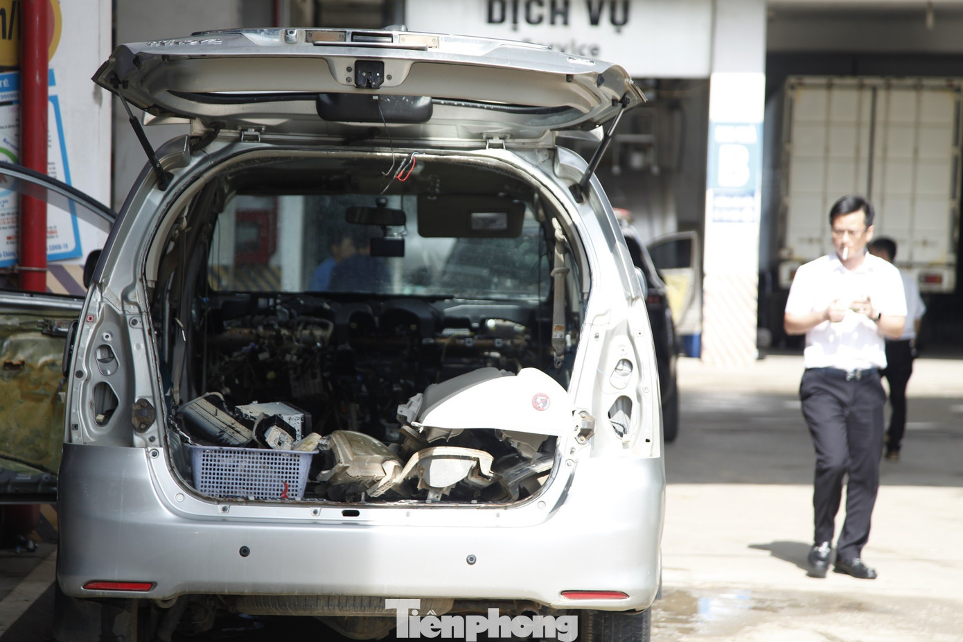 Sau lũ lịch sử, ô tô tiền tỷ bị ngập nước nằm chờ 'cấp cứu' - Ảnh 4