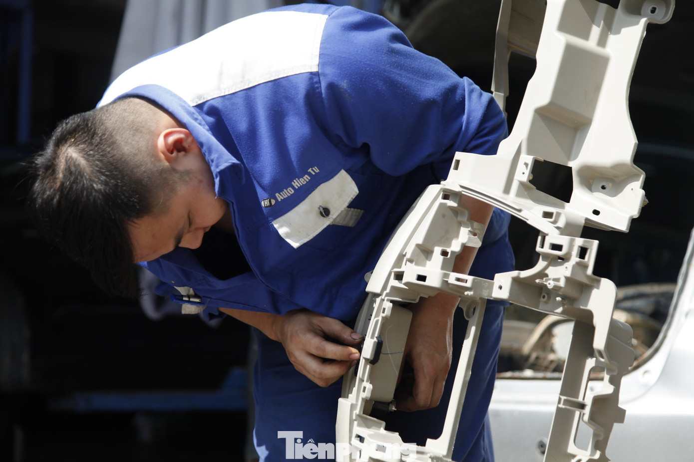 Sau lũ lịch sử, ô tô tiền tỷ bị ngập nước nằm chờ 'cấp cứu' - Ảnh 6