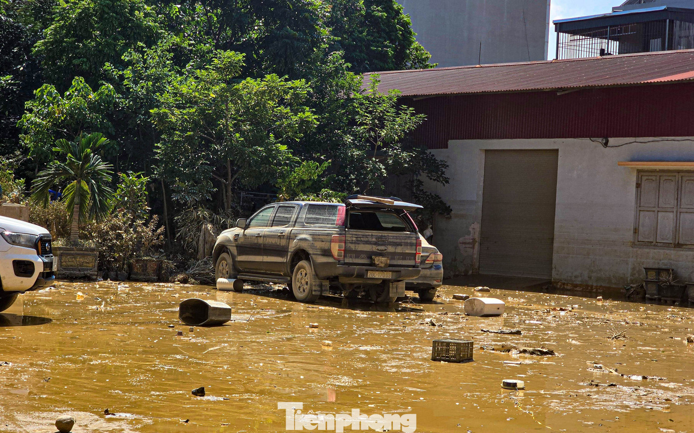 Ô tô nằm la liệt giữa bùn lũ ở Thái Nguyên - Ảnh 3