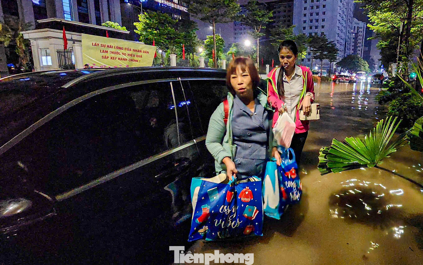 La liệt ôtô ngập nước trên đường phố Hà Nội, cứu hộ khẩn cấp xuyên đêm - Ảnh 16