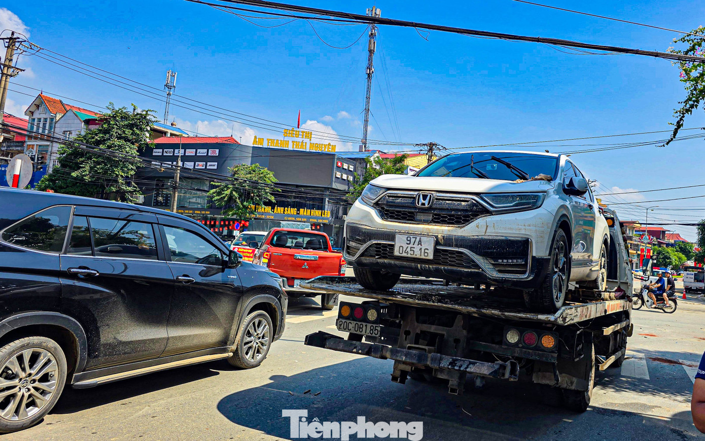 Ô tô nằm la liệt giữa bùn lũ ở Thái Nguyên - Ảnh 16