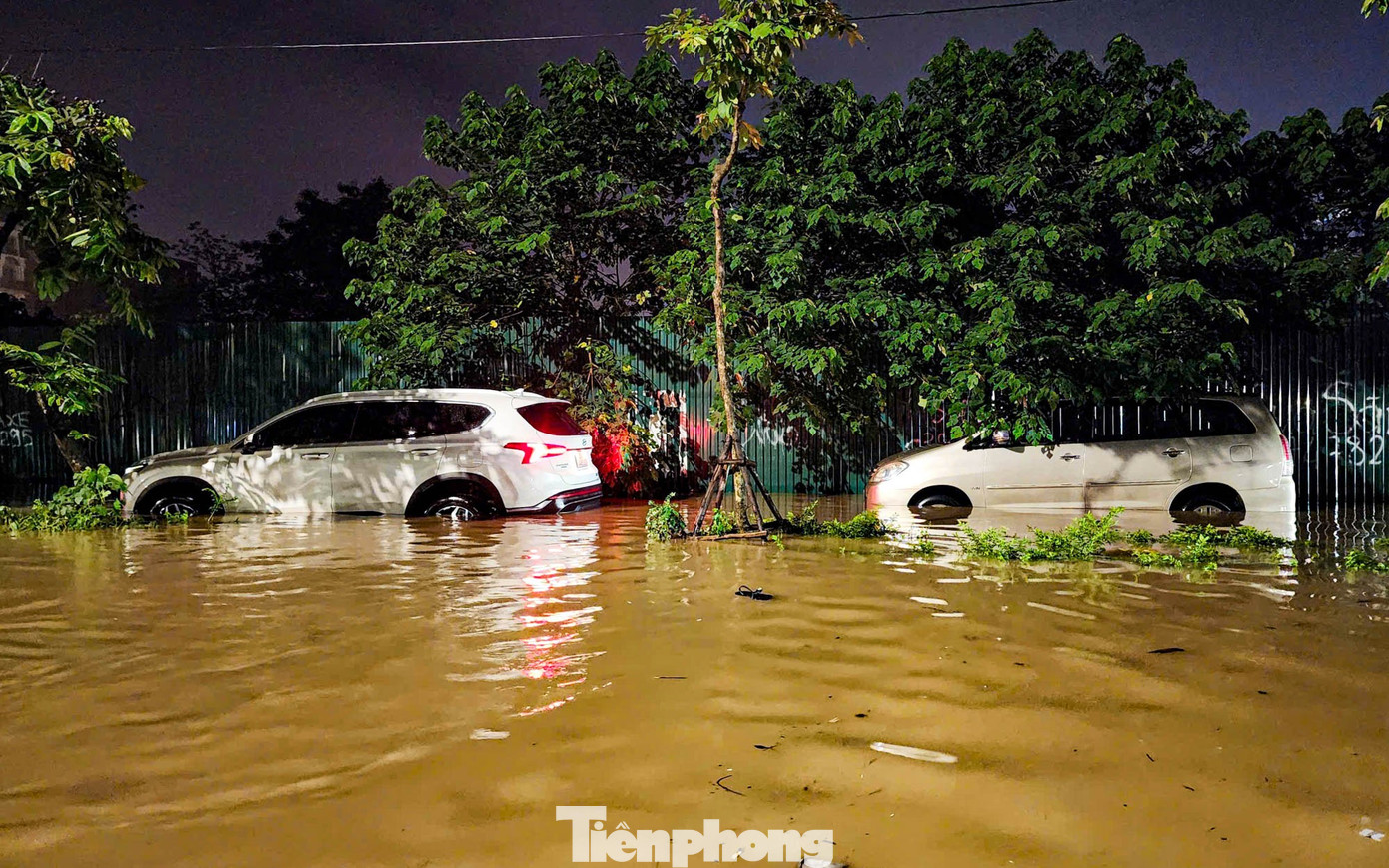 La liệt ôtô ngập nước trên đường phố Hà Nội, cứu hộ khẩn cấp xuyên đêm - Ảnh 3