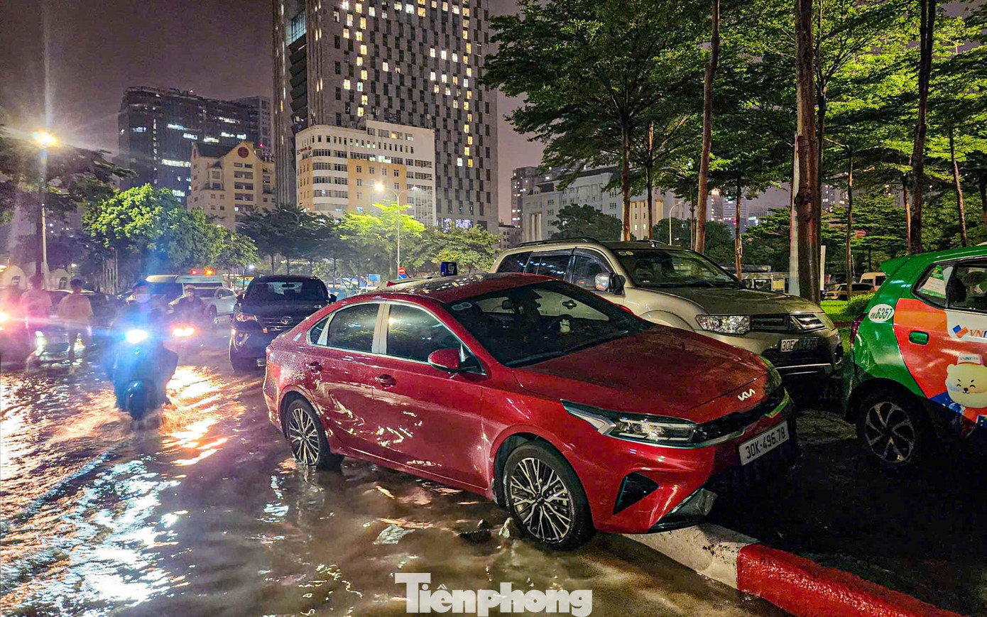 La liệt ôtô ngập nước trên đường phố Hà Nội, cứu hộ khẩn cấp xuyên đêm - Ảnh 14