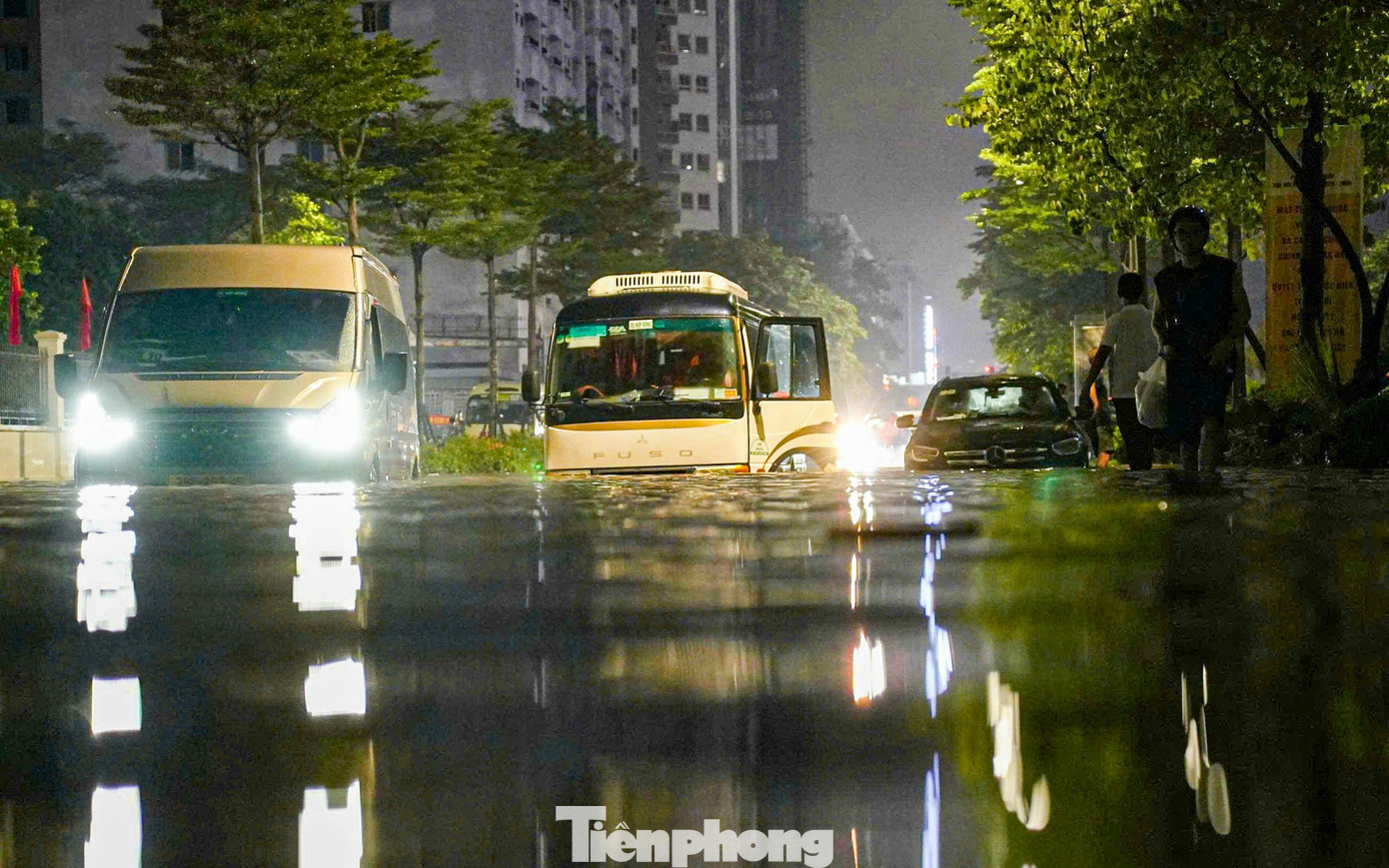 La liệt ôtô ngập nước trên đường phố Hà Nội, cứu hộ khẩn cấp xuyên đêm - Ảnh 5