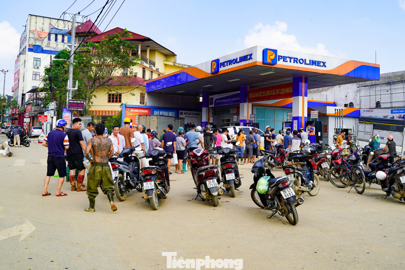 Thái Nguyên: Người dân xếp hàng dài, mang can nhựa đi mua xăng... để chạy máy phát - Ảnh 1