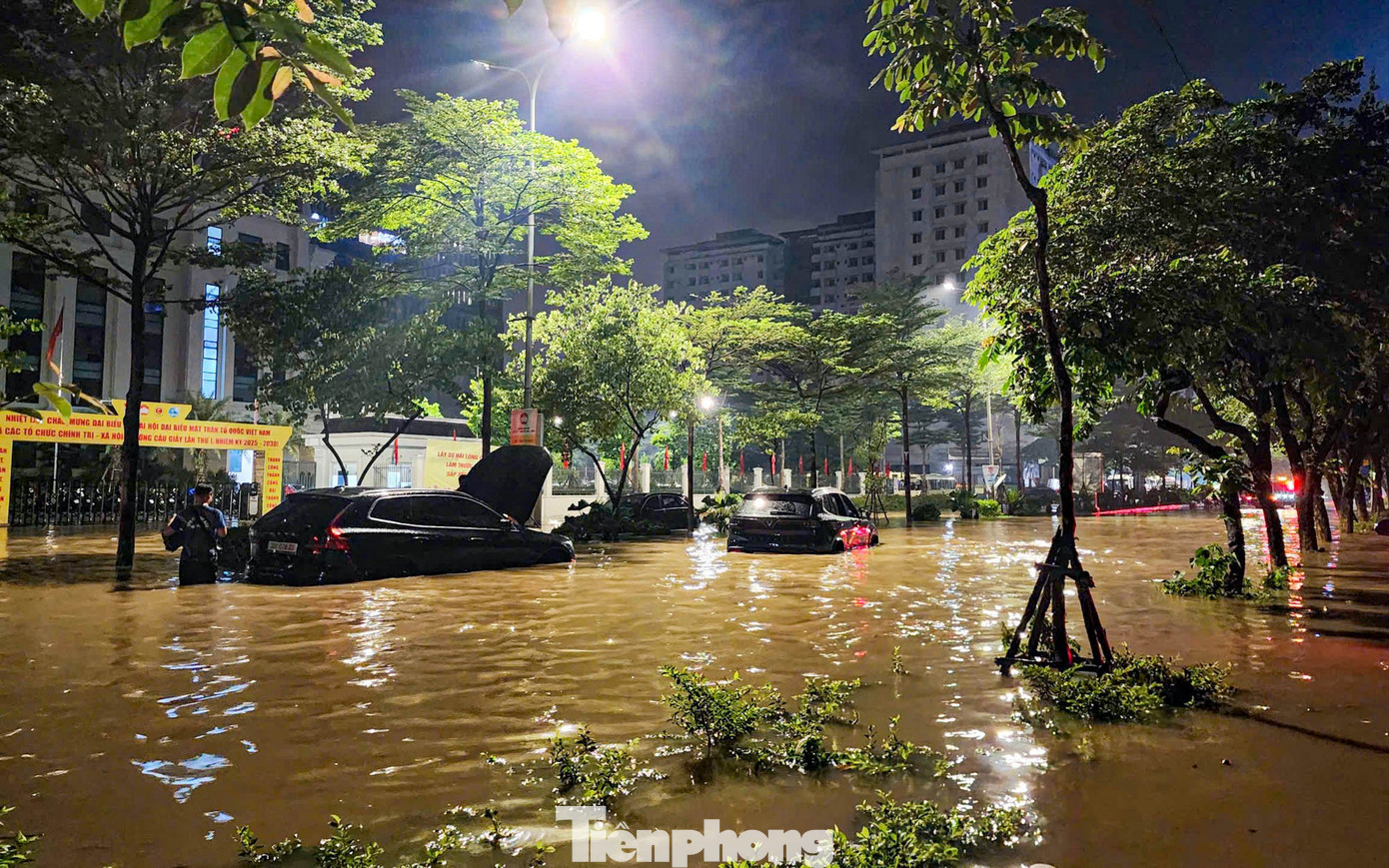 La liệt ôtô ngập nước trên đường phố Hà Nội, cứu hộ khẩn cấp xuyên đêm - Ảnh 15