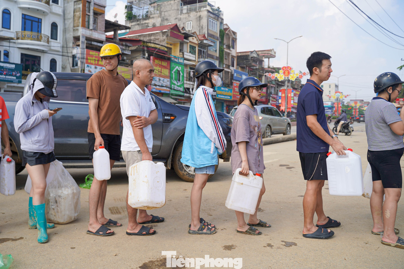 Thái Nguyên: Người dân xếp hàng dài, mang can nhựa đi mua xăng... để chạy máy phát - Ảnh 3