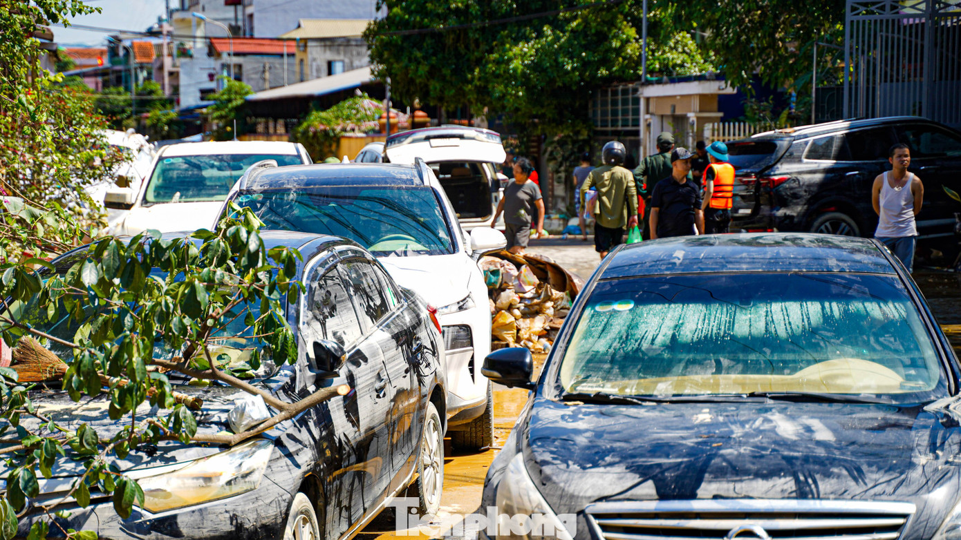 Ô tô nằm la liệt giữa bùn lũ ở Thái Nguyên - Ảnh 6