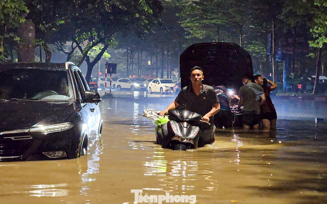 La liệt ôtô ngập nước trên đường phố Hà Nội, cứu hộ khẩn cấp xuyên đêm - Ảnh 2