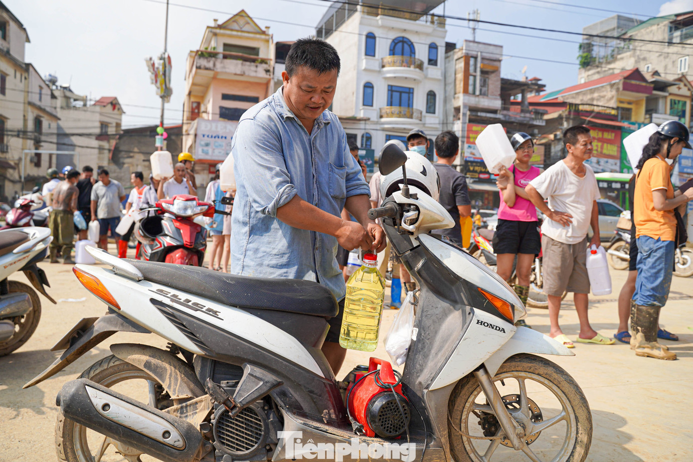 Thái Nguyên: Người dân xếp hàng dài, mang can nhựa đi mua xăng... để chạy máy phát - Ảnh 4