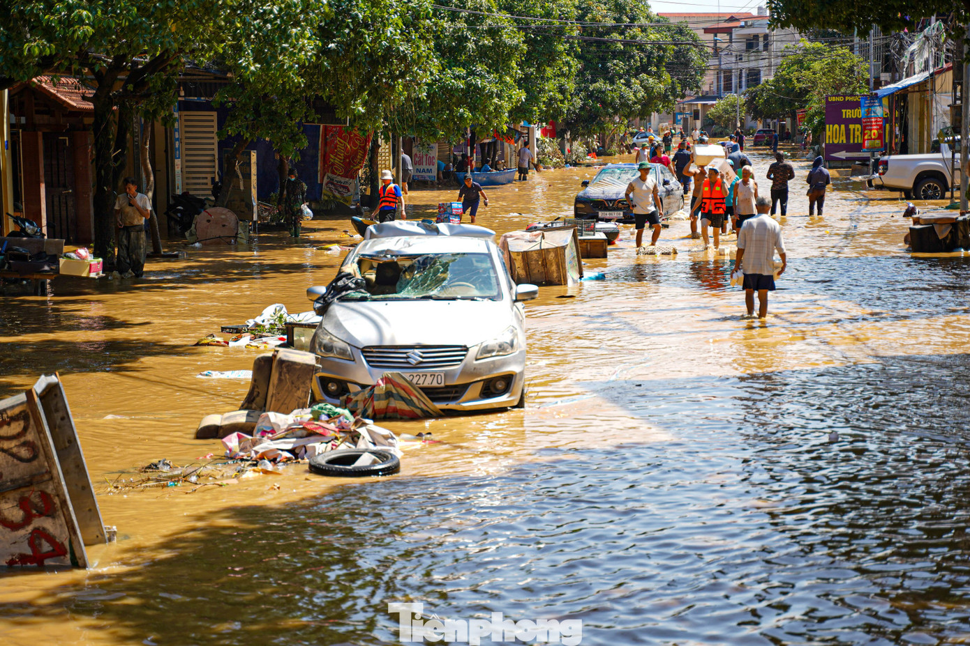 Ô tô nằm la liệt giữa bùn lũ ở Thái Nguyên - Ảnh 1