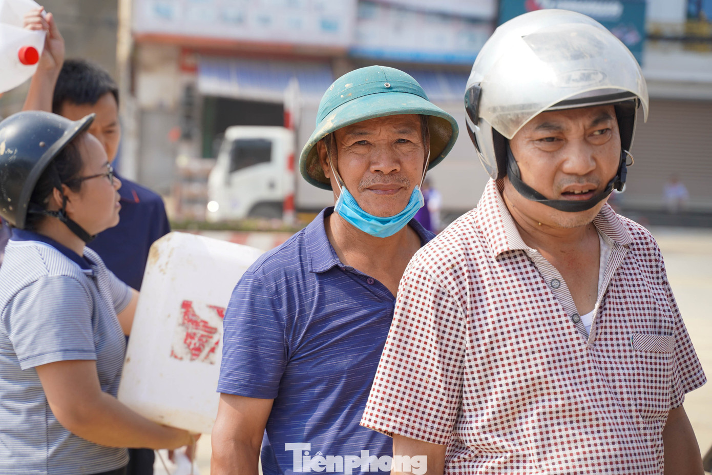 Thái Nguyên: Người dân xếp hàng dài, mang can nhựa đi mua xăng... để chạy máy phát - Ảnh 2