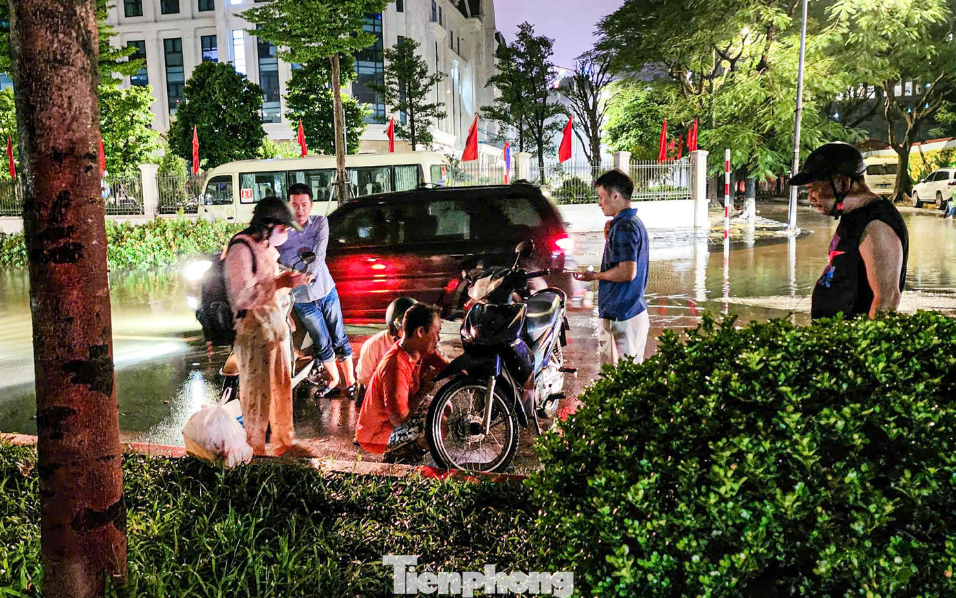 La liệt ôtô ngập nước trên đường phố Hà Nội, cứu hộ khẩn cấp xuyên đêm - Ảnh 12
