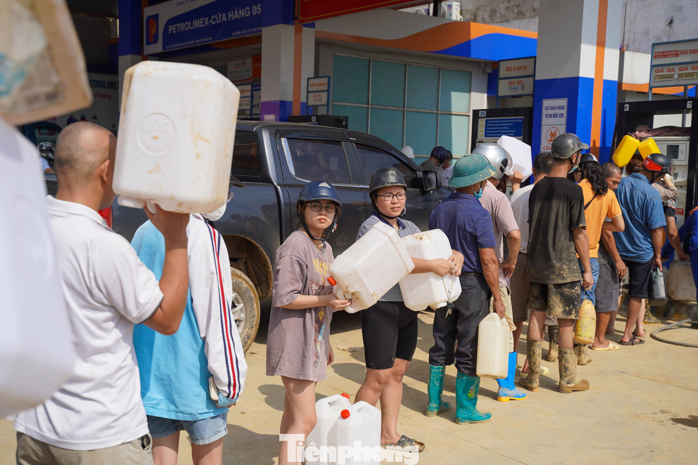 Thái Nguyên: Người dân xếp hàng dài, mang can nhựa đi mua xăng... để chạy máy phát - Ảnh 5
