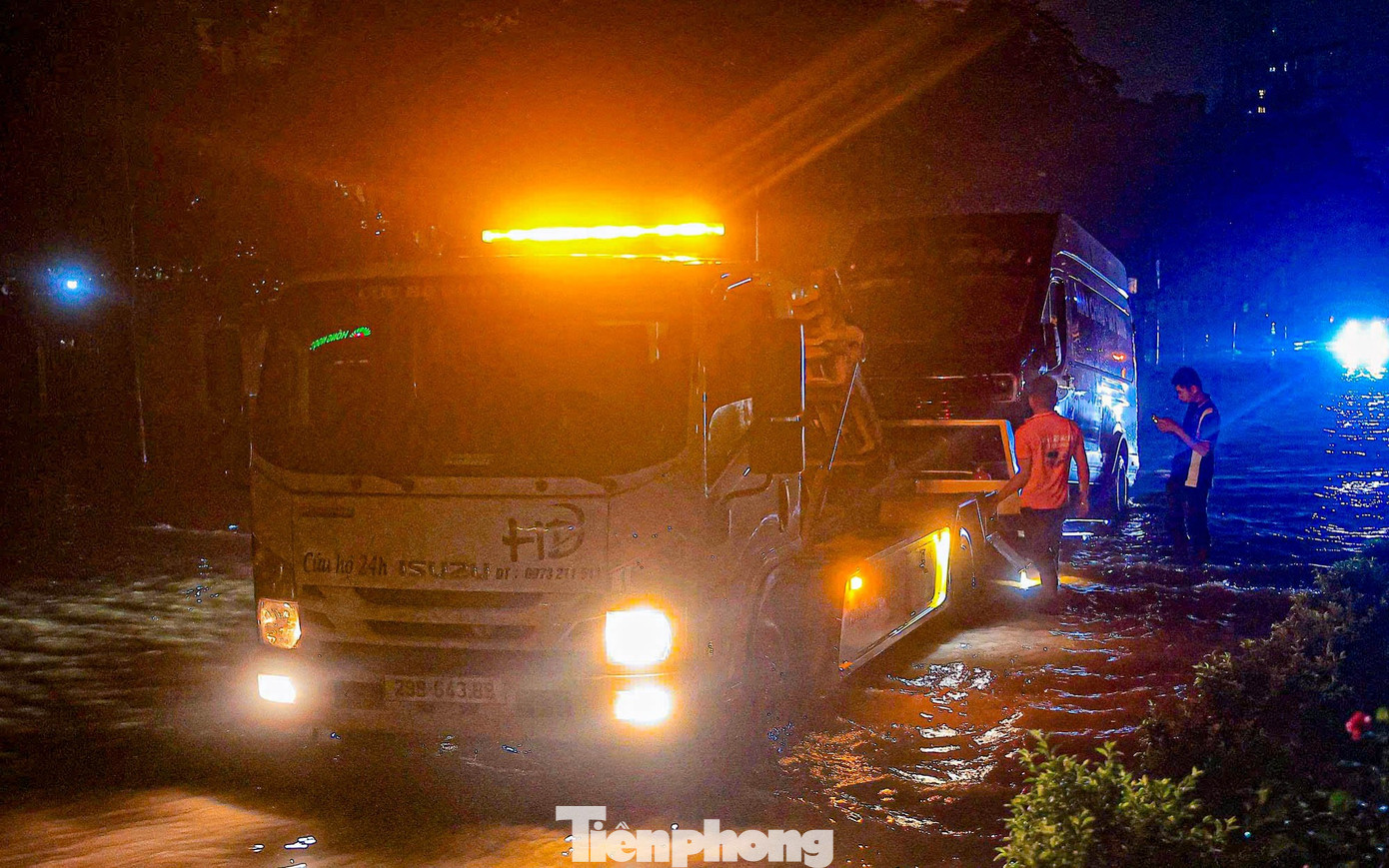 La liệt ôtô ngập nước trên đường phố Hà Nội, cứu hộ khẩn cấp xuyên đêm - Ảnh 10