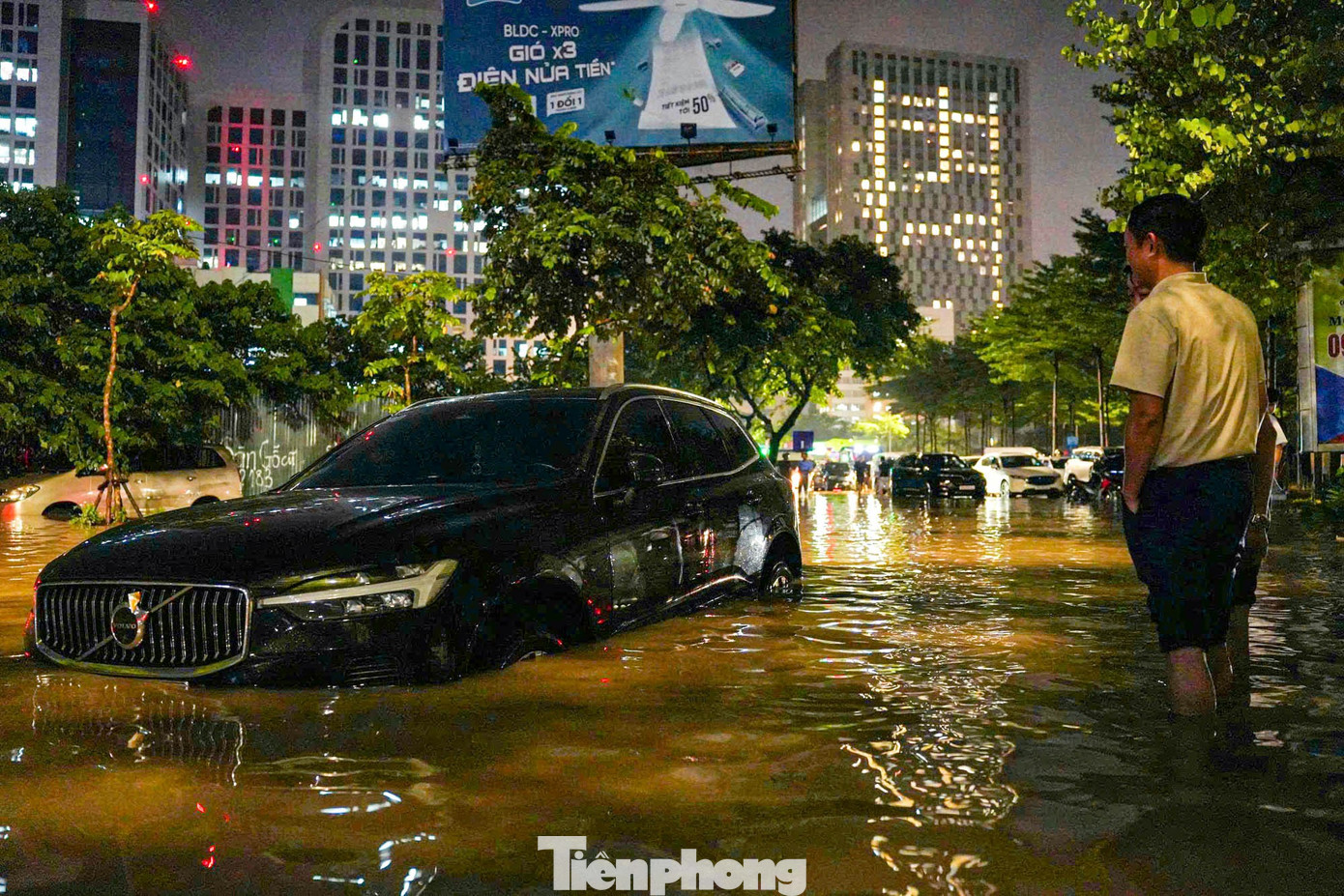La liệt ôtô ngập nước trên đường phố Hà Nội, cứu hộ khẩn cấp xuyên đêm - Ảnh 7