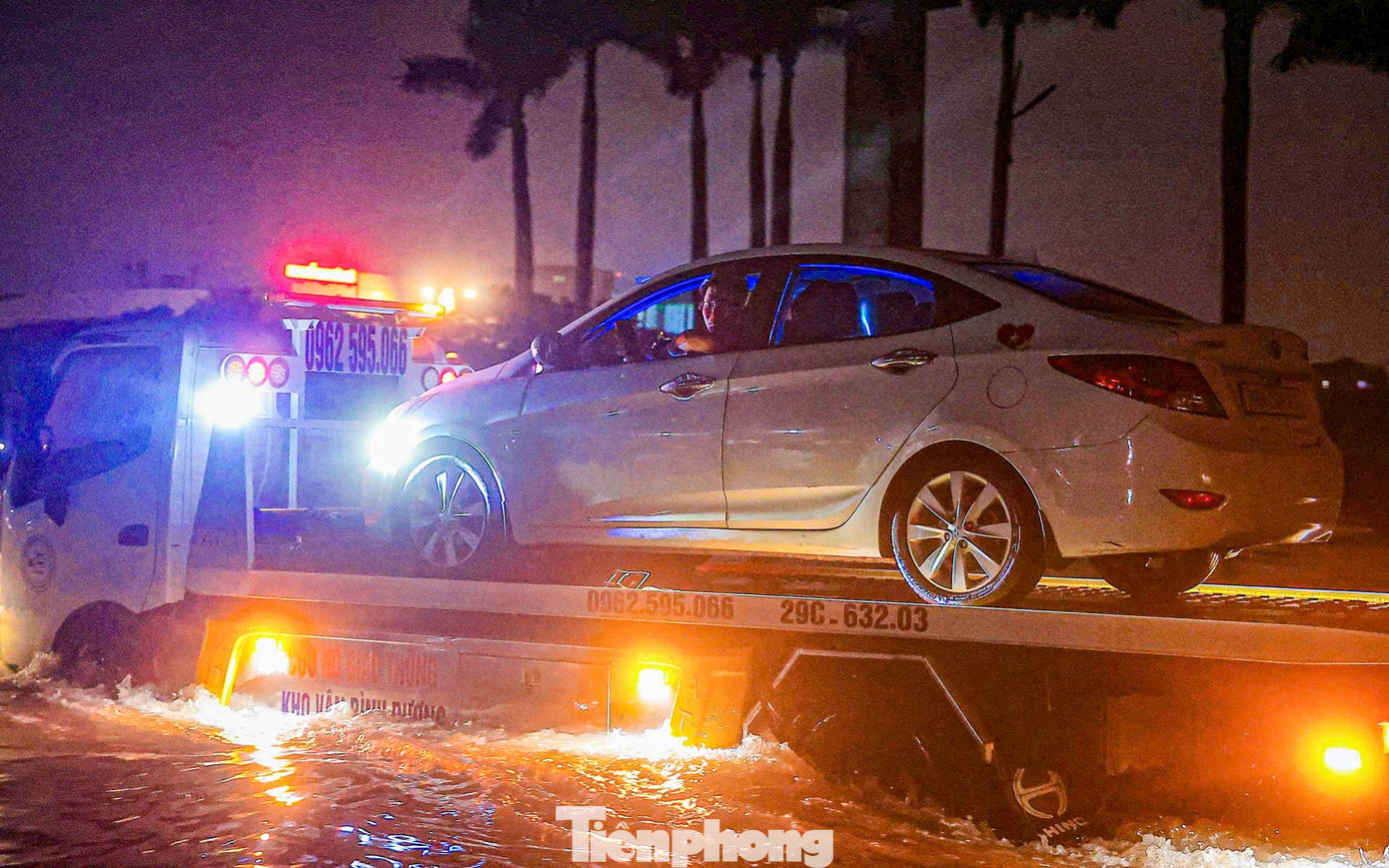 La liệt ôtô ngập nước trên đường phố Hà Nội, cứu hộ khẩn cấp xuyên đêm - Ảnh 11