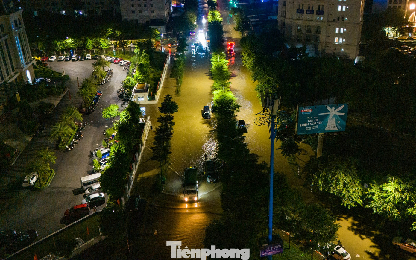 La liệt ôtô ngập nước trên đường phố Hà Nội, cứu hộ khẩn cấp xuyên đêm - Ảnh 1