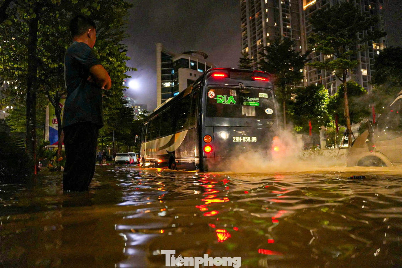 La liệt ôtô ngập nước trên đường phố Hà Nội, cứu hộ khẩn cấp xuyên đêm - Ảnh 6